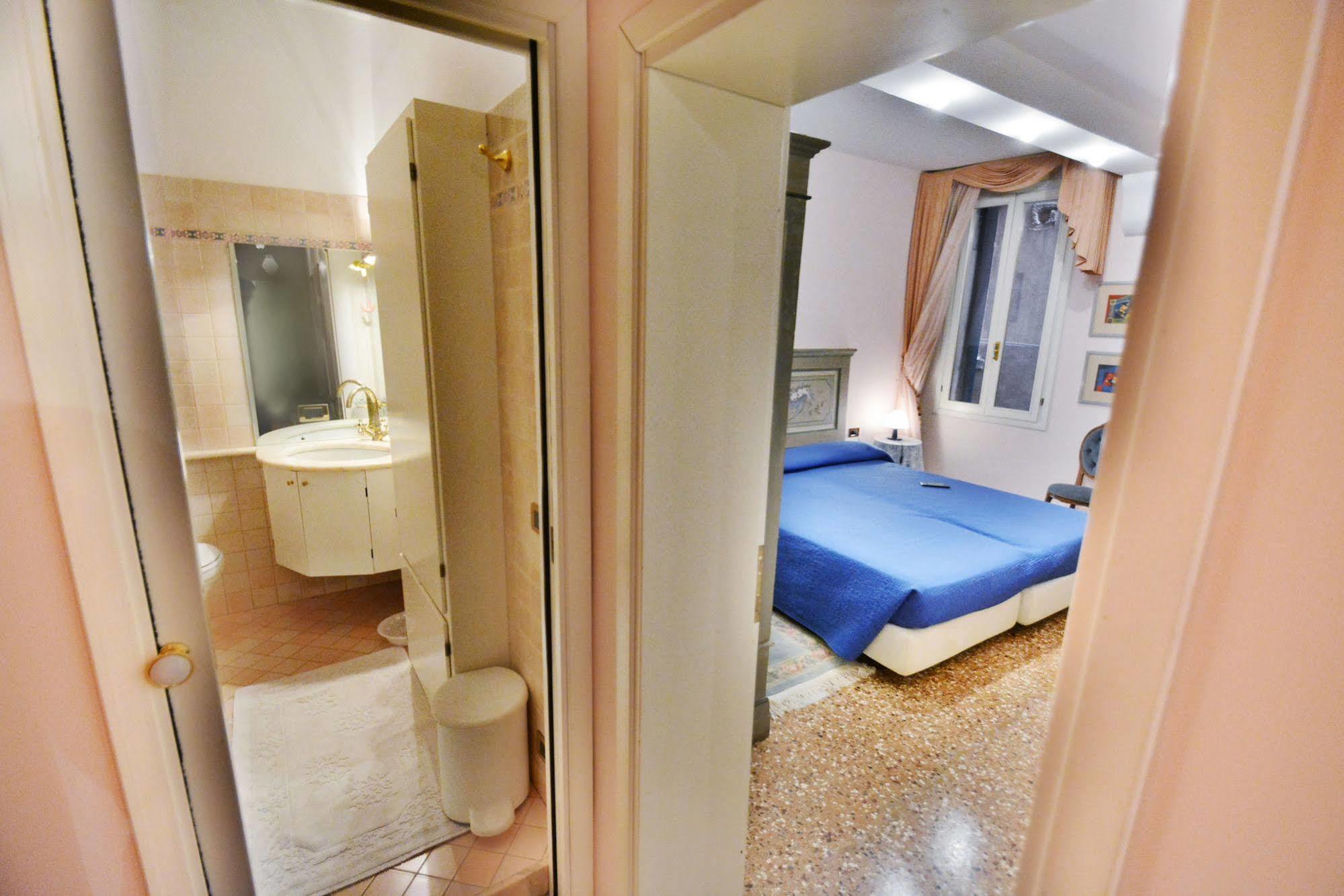 Ve.N.I.Ce. Cera Casa Del Sol Apartment Venesia Bagian luar foto